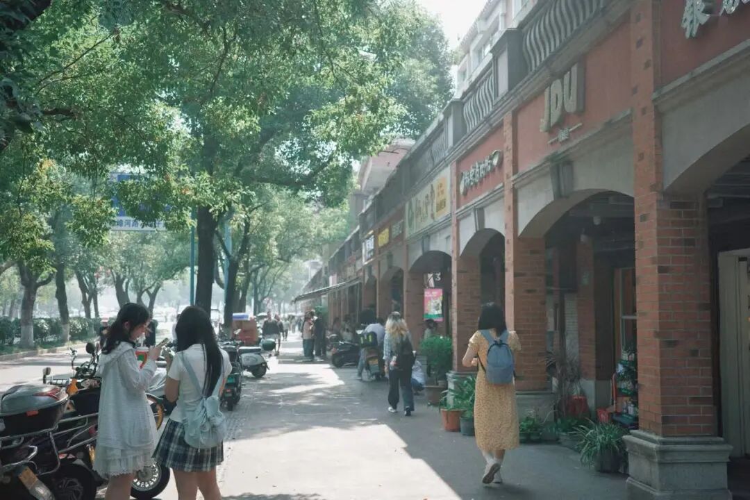 DƬ